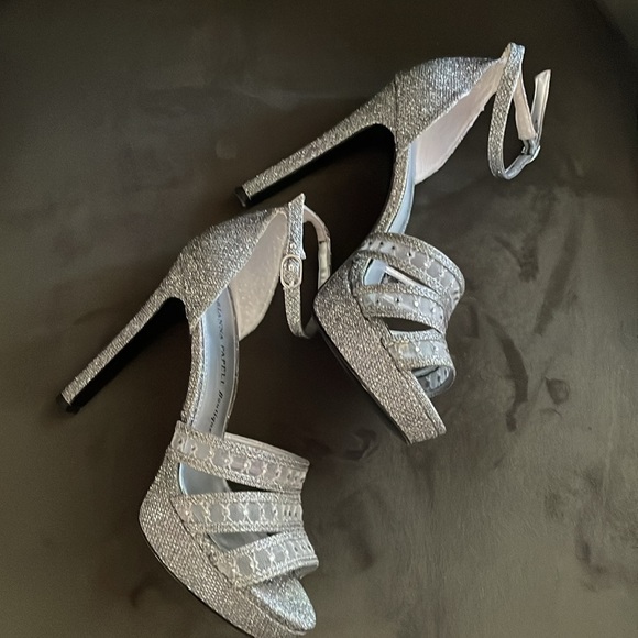 Elegant and festive heel/platform/open toe dress shoes. Worn once, comfortable. - Picture 5 of 7